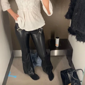 Skinnbyxor bootcut lowwaist - Jättesnygga lågmidjade skinnbyxor från new yorker. Använda endast 2 ggr så de är i nyskick. Har dock klippt bort skärpet som sitter på byxorna men det är inget som ser konstigt ut alls. Passar xs-s. Hör gärna av dig vid frågor!❤️