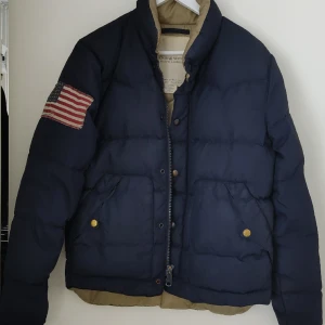 Ralph Lauren dunjacka - Mörkblå beigt foder, blixtlås och tryckknappar, lite längre baktill Strl. S Finns en liten fläck fram, syns knappt (sista fotot)