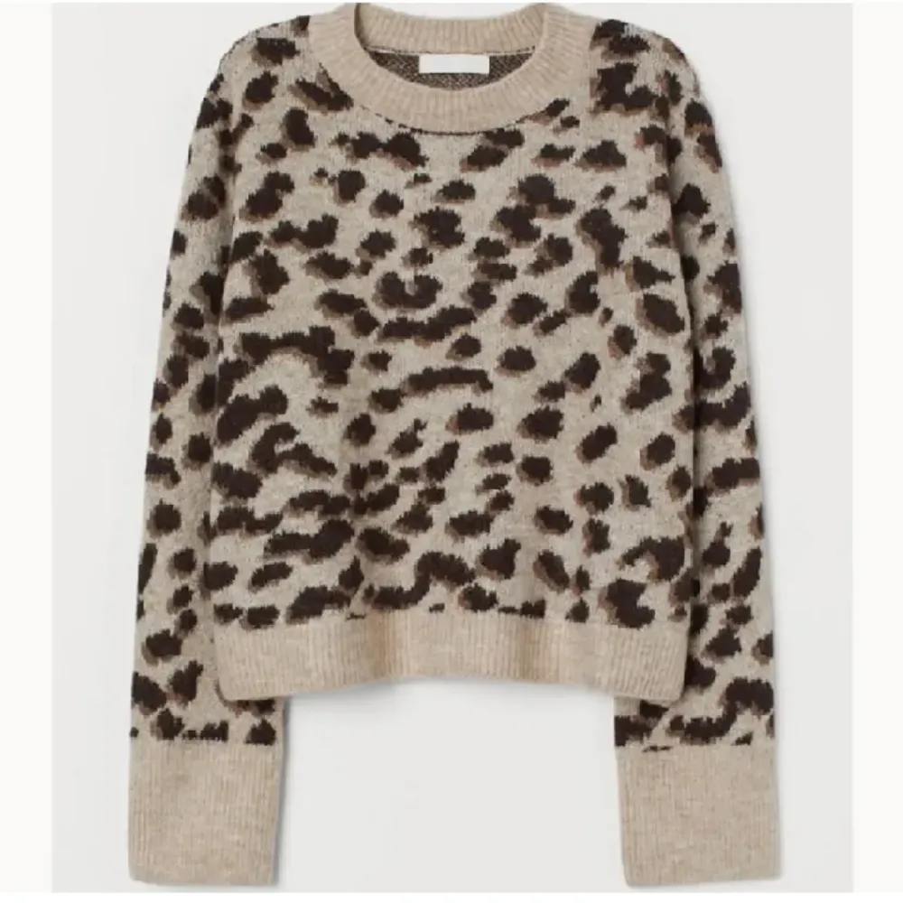 Säljer denna trendiga leopardtröja som jag köpte av en annan tjej på plick! Skriv för egna bilder 🐆. Stickat.