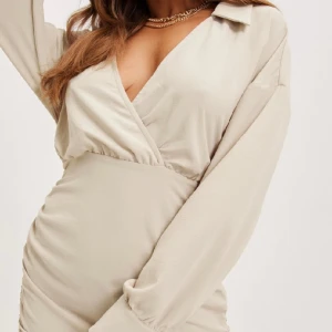 Beige klänning  - Säljer min beige klänning från Nelly. 🤍