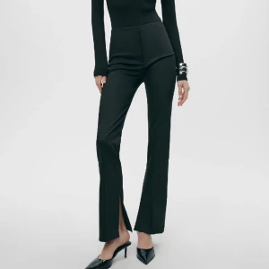 Kostymbyxor  - Helt nya kostymbyxor från zara med taggar kvar. Svarta, xs eller 34  Nypris 559