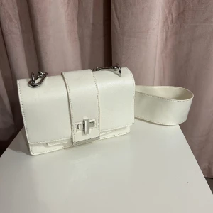 VIT VÄSKA  - Knappt använd, jättefin🥰🥰