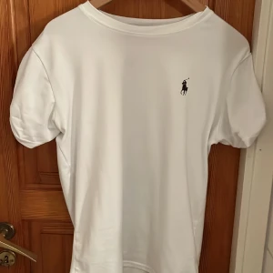 Vit Ralph lauren - Tja säljer vit Ralph lauren tröja, kom med bud