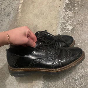 Låga skor  - Dr Martens-inspirerade glansiga skor! Ganska flitigt använda men fortfarande i fint skick 🩶