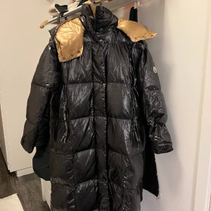 Moncler Jacka - Jag säljer min äkta moncler jacka som är helt oanvänd som jag fick i present. Den är oversized och jätte fin på. Passar både S/M Anledningen till att jag säljer den är för att den tyvärr inte passar mig.  Hör av er vid intresse eller fler bilder! 🫶