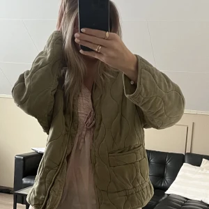 Quiltad jacka! - Grön superfin quiltad jacka från zara! Perfekt vårjacka i storlek Xs