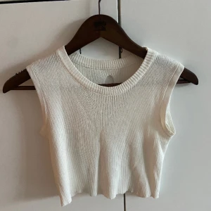 Linne second hand  - Snygg design, man kan ha den åt båda hållen✨ supersnyggt linne i lite tjockare tyg 