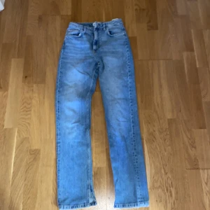 Zara jeans  - Säljer ett par jeans från zara som köptes för länge sen. Den är hög i midjan, straight fit och har slits där nere. Pris kan diskuteras. den är perfekt i längd för mig som är 160cm💕