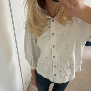 Blus/ jacka - Såå fin blus/ jacka i jeanstyg med hålbroderier från märket Global Funk❤️ använd en gång 