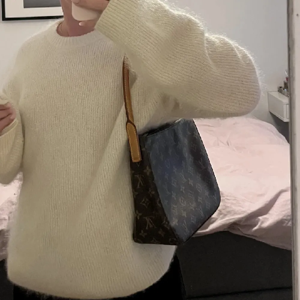 Louis Vuitton Looping MM Bag. Väldigt gott skick! Men används knappt..Köpt på A Retro Tale för 7 800kr. Fler bilder/bevis mm finns, bara att höra av sig 🙌🏼💕. Väskor.