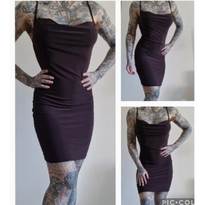 Brun klänning Cocktailklänning draperad asos beachdress  - Dröm att ha med sig,väger ingenting och tar ingen plats.   Klänning i superfräscht brunsvart ton. Sitter som en smäck.   Så läcker, en riktigt figursmickrande statementklänning som samtidigt smälter in. Helt i Stretch.  storlek ca s/m