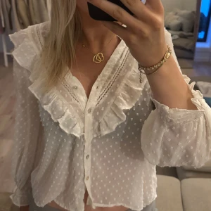 Zara blus - Jättefin blus från zara som jag använt typ 2 gånger, köpte den i höstas så därav väldigt fint skick! Storlek M men passar S också, hör av dig om du har fler frågor ❤️