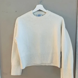 Stickad tröja  - Jättefin mysig stickad tröja från &Other Stories! 