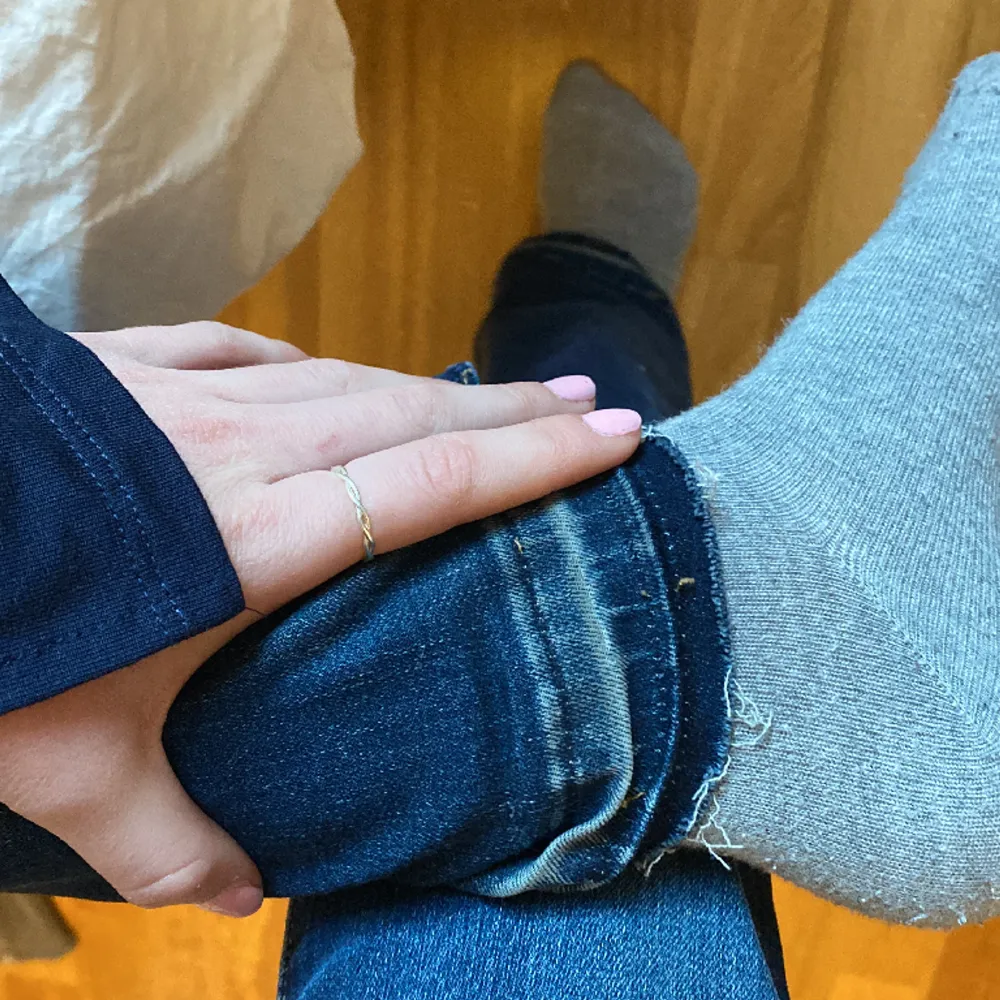 Lågmidjade bootcut jeans från Levis. Super fina men de har lite slitage på rumpan (se bild 3) Är uppsprätttade nertill så de passar någon som är ungefär 160-168 cm. Vill bli av med fort därav priset. 💗. Jeans & Byxor.