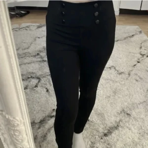 Tights  - Svarta leggings med knappdetaljar fram. Mycket bra skick. Lånad bild. Kom gärna med prisförslag 🤍