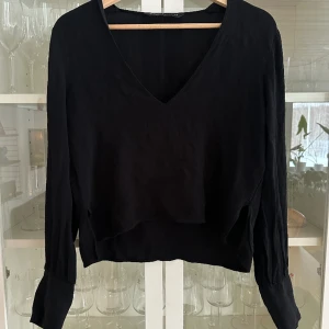 Svart v-ringad blus / tröja - Svart v-ringad blus / tröja med slitsar. Från Zara i storlek M.