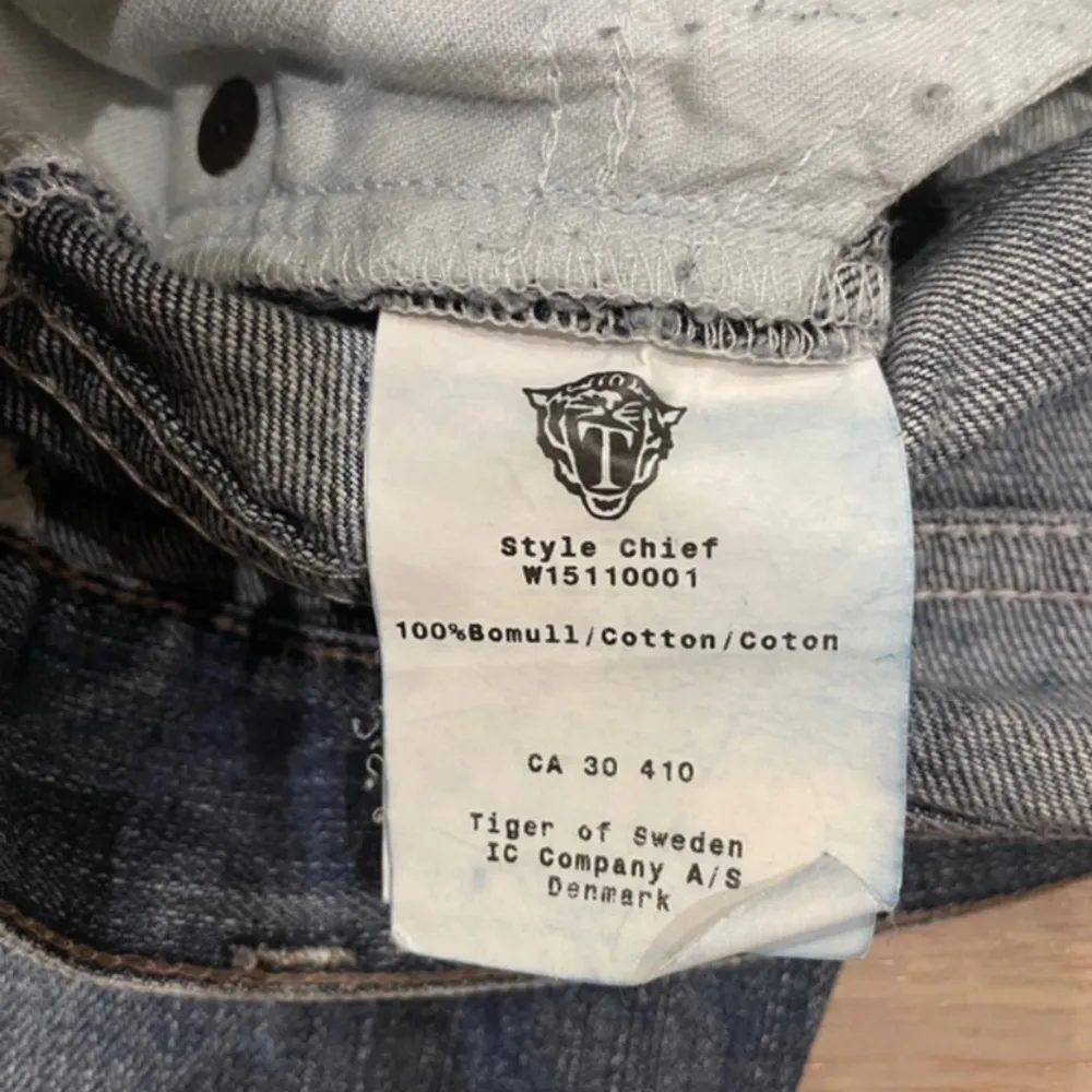 Riktigt feta raka jeans från tiger of Sweden. Skick 9/10. Mitt pris, endast 215kr!  Är det några frågor är det bara o höra av sig, alla mått finns även för den som är intresserad🙌. Pris går givetvis att diskutera💛. . Jeans & Byxor.