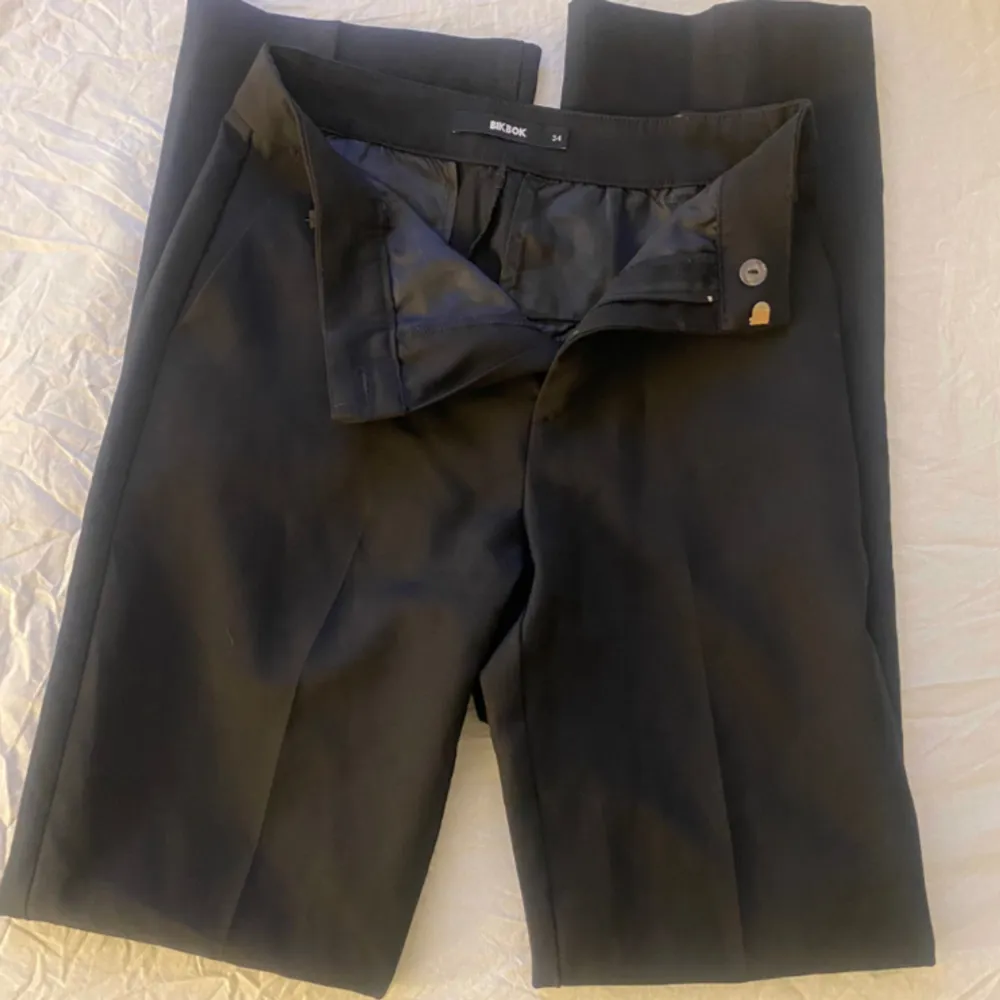 Svarta kostymbyxor från bikbok, kommer inte till användning, dom är i stl 34 💞. Jeans & Byxor.