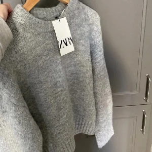 Stickad tröja  - Den ör luddig/nopprig men annars bra skick💞säljer då jag tycker den är lite för stor