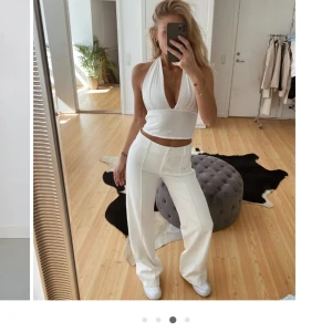 Venderbys vita kostymbyxor - Köpte dessa kostymbyxor här på plick (oanvända sa hon) men jag fick inte på mig dom tyvärr! Så därför säljer jag vidare, de är ganska små i storleken! Storlek M men passar mer S skulle jag säga! Jättefina och extratyg så de är inte alls genomskinliga