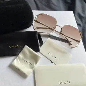 Säljer min Gucci solglasögon, sparsamt använda Max 3 gånger. Så fortfarande i nyskick. Nypris  4385 säljer för 3500 kr men pris kan diskuteras. 