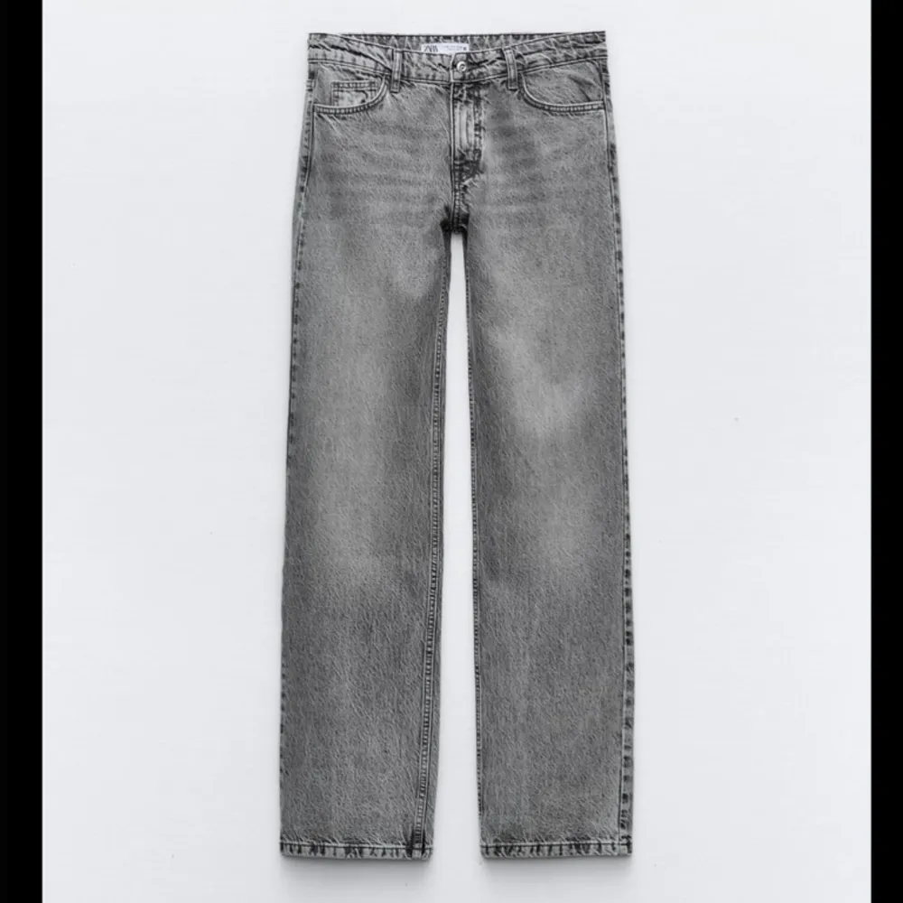 Säljer dessa fina gråa zara jeans i storlek 36! Dom är avklippta för att passa någon som är 163 lång men annars i nyskick. Superfina men användes tyvärr inte längre!🫶(Andra bilden är lånad). Jeans & Byxor.