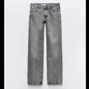 Säljer dessa fina gråa zara jeans i storlek 36! Dom är avklippta för att passa någon som är 163 lång men annars i nyskick. Superfina men användes tyvärr inte längre!🫶(Andra bilden är lånad)