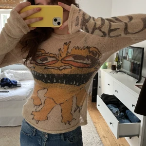 Stickad tröja - Jätte cool genomskinligt stickad tröja med tryck och text på sidan av armen. Använd 1 gång så super bra skick