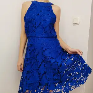 Jättefin blå klänning storlek M (38). Nyskick, använt endast en gång. 