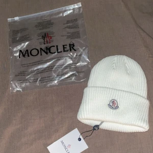 Moncler mössa - Monclizzy 😉 snygg bra passform helt ny oanvänd, kolla min profil för flera färger 🙌🏽