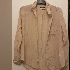 Synlig skjorta  - Den Synlig och kall samt lite lång 