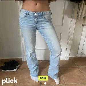 Låg midjade jeans - Säljer dessa jätte fina lågmidjade jeans. Köpte dom här men dom satt lite stort så tänkte sälja som vidare.( inte mina bilder).