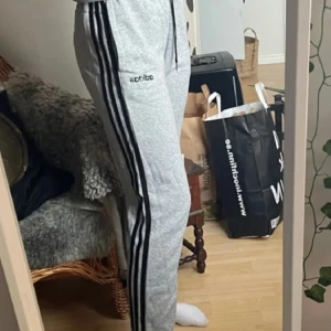 Adidas byxor - Adidasbyxor low-midwaist, fint skick!  Säljs billigt pga flyttar utomlands, säljer mer för 10-70 kr i min profil!