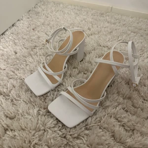 klackskor  - vita klackskor i storlek 37, passar även 38, aldrig använda, skriv privat för bilder på🤍💕