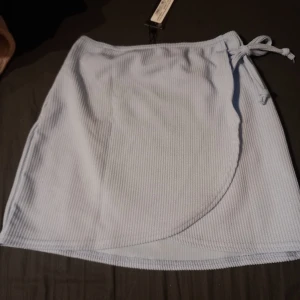 Omlott kjol - Jätte gullig ljusblå omlott kjol från boohoo. Aldrig använd, lappen sitter fortfarande kvar. Den var för liten för mig 