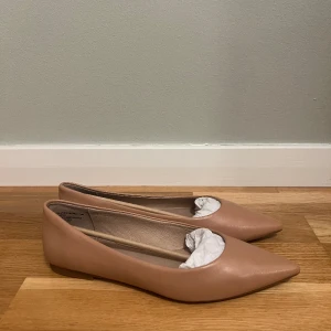 Steve Madden skor - Säljer dessa super fina Steve Madden ballerina skor då de är lite för små för mig. De är aldrig använda. Modellen heter Colette och är gjorda av äkta läder. Köpta för 600kr i USA.