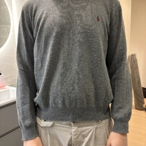 Ralph Lauren tröja - Fräsch grå tröja från Ralph Lauren. Säljes då jag inte gillar passformen på mig. Inga defekter. Modell är 178cm och väger 75kg. 