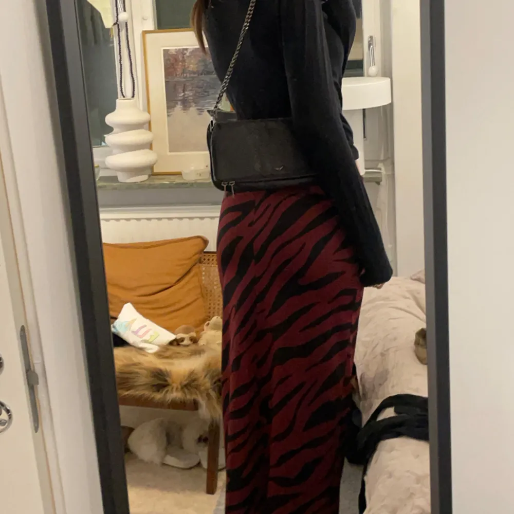 Jätte snygg zebra mönstrad kjol från zara💕. Kjolar.