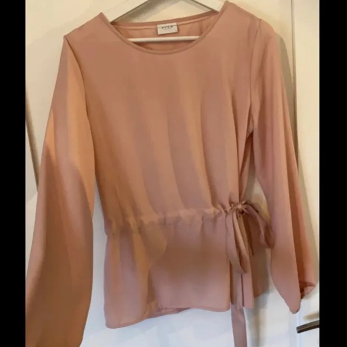 Blus med rosett  - 90