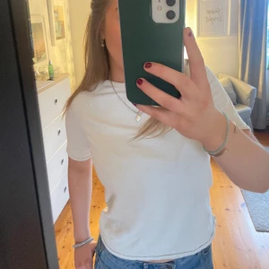 Vit stickad T-shirt - Superfin stickad t-shirt från HM!! I väldigt bra skick!!💕💕