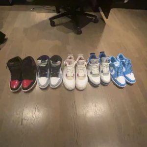 Jordans 1-4 - Jordan 1 High Parent Bread Retro  STL 43 - 2500kr -  Jordan 1 High UNC OG STL 43 - 2500kr  Nike SB Dunk UNC  STL 46  - 2000kr  Jordan 4 Red Metallic STL 45 - 2500kr Jordan 4 Motorsport  STL 43 - 2500kr Box på allt förutom 4orna. Inget kvitto DM!  