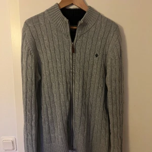 Morris Fullzip - Kabelstickad Morris tröja i väldigt fint skick! Storlek M Tveka inte på att höra av dig vid frågor!
