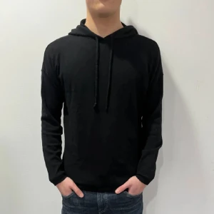 MERINOULL TRÖJA - STICKAD MERINOULL hoodie ifrån Cubus. 100% merinoull  Modellen är 183 cm