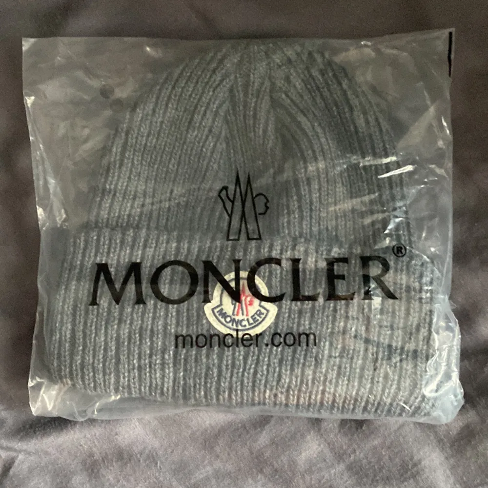 Moncler mössa All size i bra skick. Inte använd särskilt mycket fick i present av min farmor i julas och ville hellre ha pengarna. Priset är ej hugget i sten så kom gärna med prisförslag. . Övrigt.