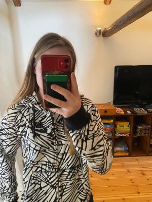 Zip-up - Zebra mönstrad zip-up frön Nike i storlek M den som köper står för frakten(89kr)