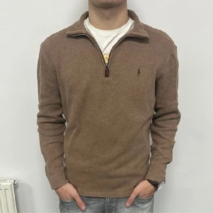 Polo Ralph Laurent half zip  - Säljer denna snygga Ralph Laurent half zip på grund av att den är för liten. Nypris är runt 2 k. Inga märken eller något annat. Storlek S