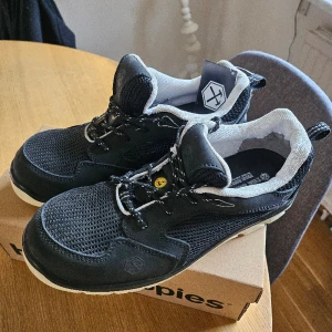 Arbetskor  - Helt nya arbetsskor med stålhätta, storlek 43 