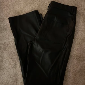 Läderbyxor - Jättesnygga läder/skinnbyxor som är midwaist i straight modell som är väldigt inne just nu!! De är endast använda ett fåtal gånger så i väldigt bra skick! 💌