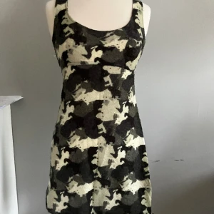 Klänning  - Supersöt klänning i militärmönster i skönt material. Bra skick! 
