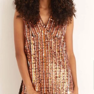 Samsø & Samsø paljettopp - Helt ny topp med prislapp. Stor i storlek passar stl S-M (lite stretch). Nypris 1700 kr.  Bystmått sida-sida: 48 cm Längd 76 cm